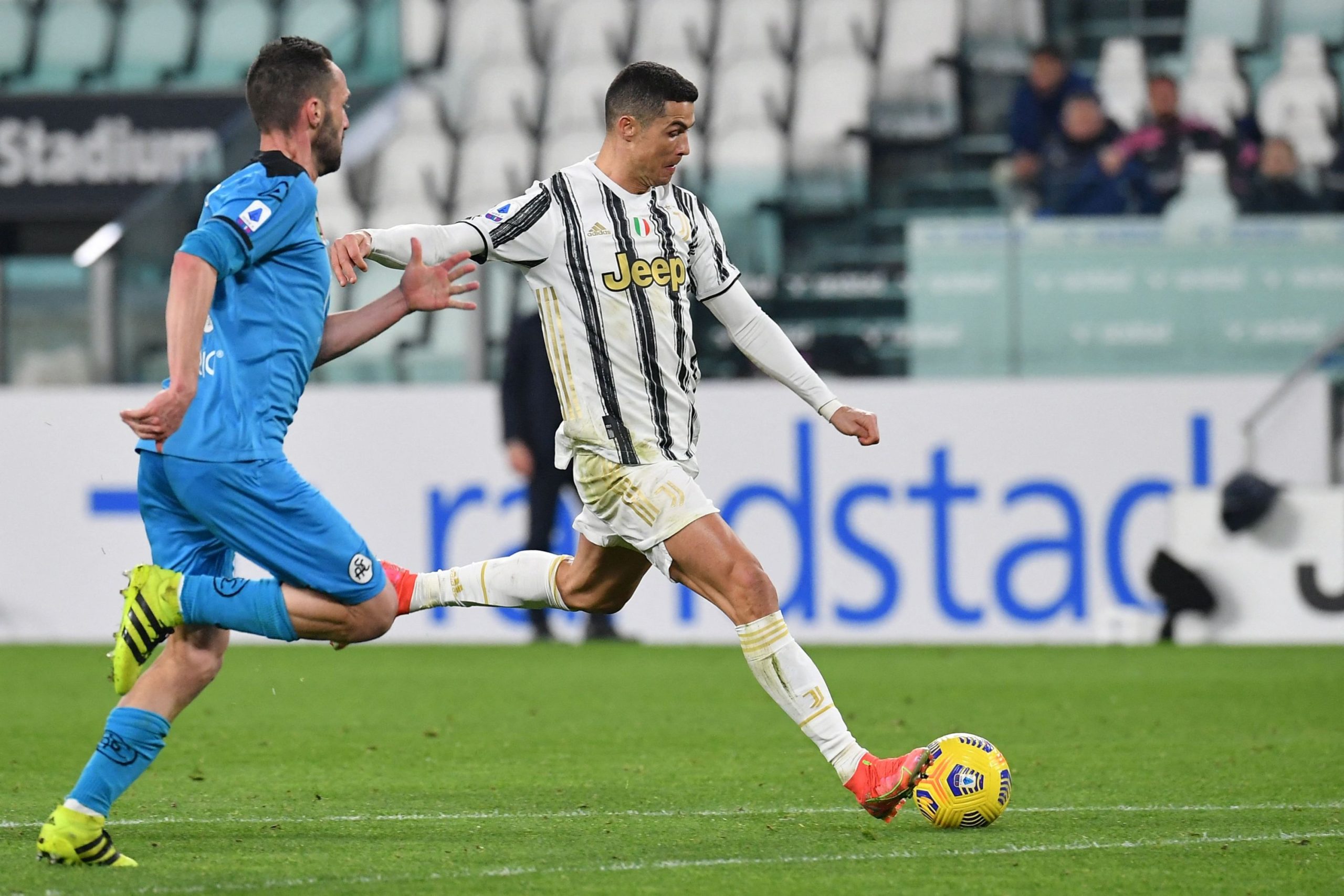Ronaldo ăn mừng bàn thắng trong màu áo đội tuyển quốc gia Bồ Đào Nha, thể hiện niềm tự hào dân tộc
