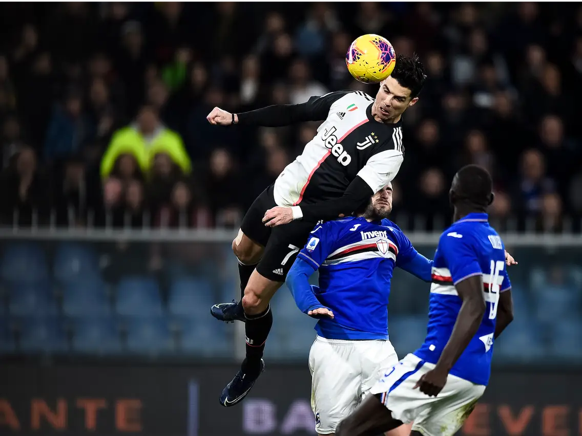 Ronaldo thực hiện một cú sút phạt, thể hiện kỹ thuật và độ chính xác tuyệt vời