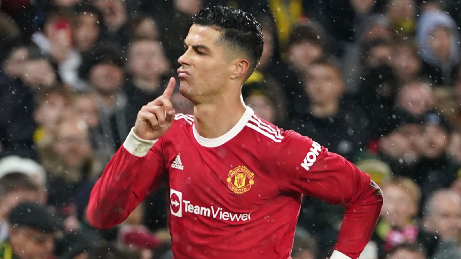 Ronaldo ăn mừng hattrick trong màu áo ĐTQG Bồ Đào Nha alt