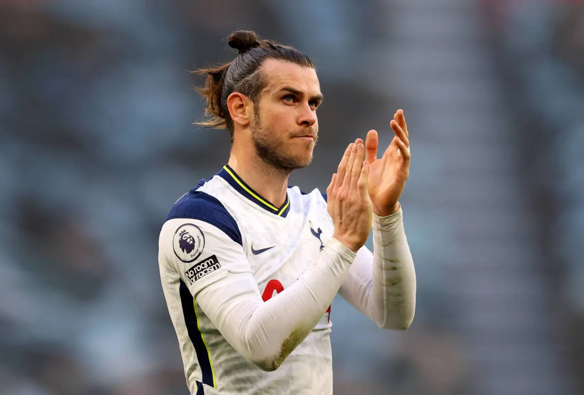 Gareth Bale vẫy tay chào người hâm mộ, khép lại một chương huy hoàng trong sự nghiệp.