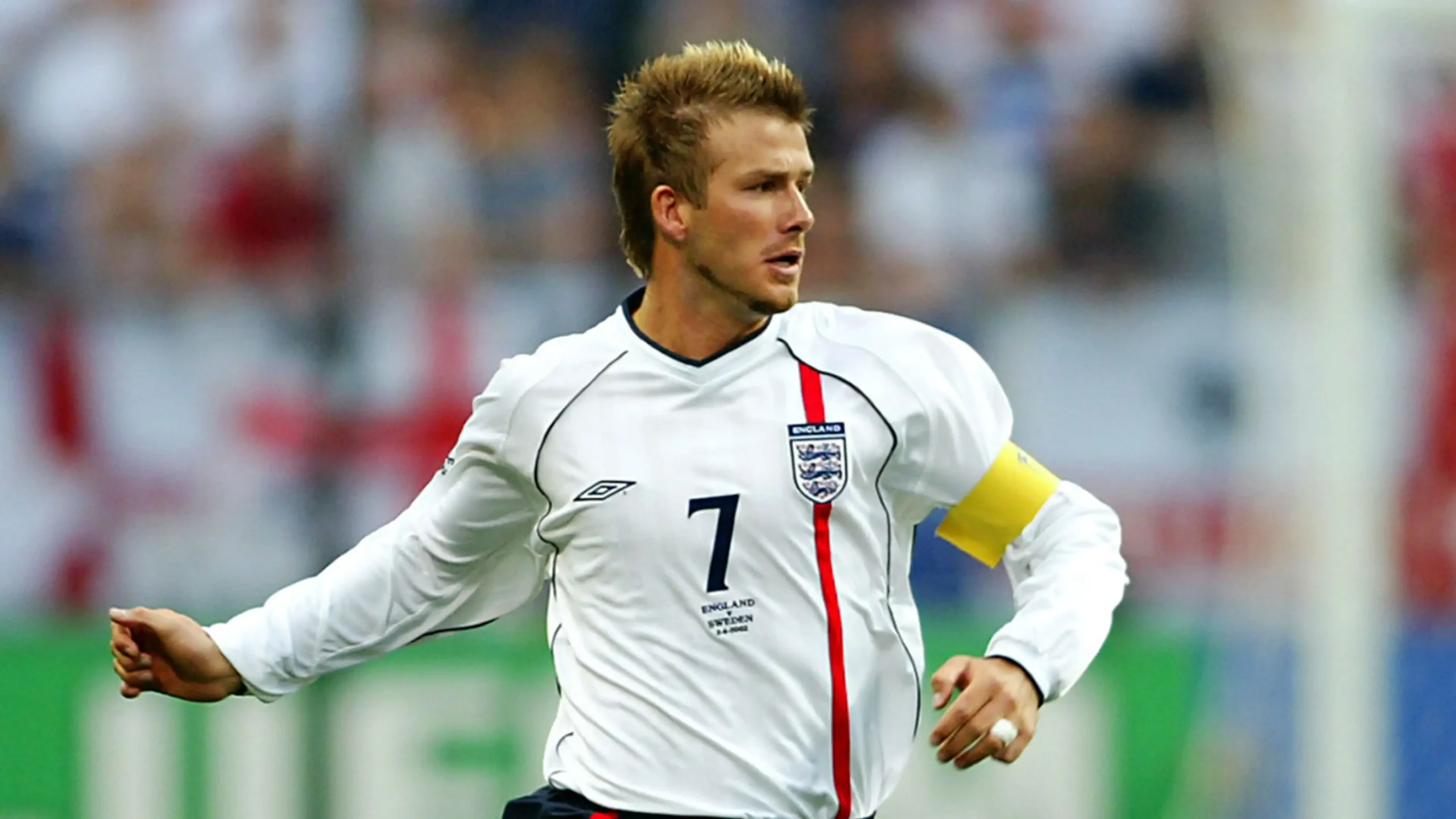 alt text: David Beckham khoác áo số 7 cho đội tuyển Anh trong một trận đấu quốc tế