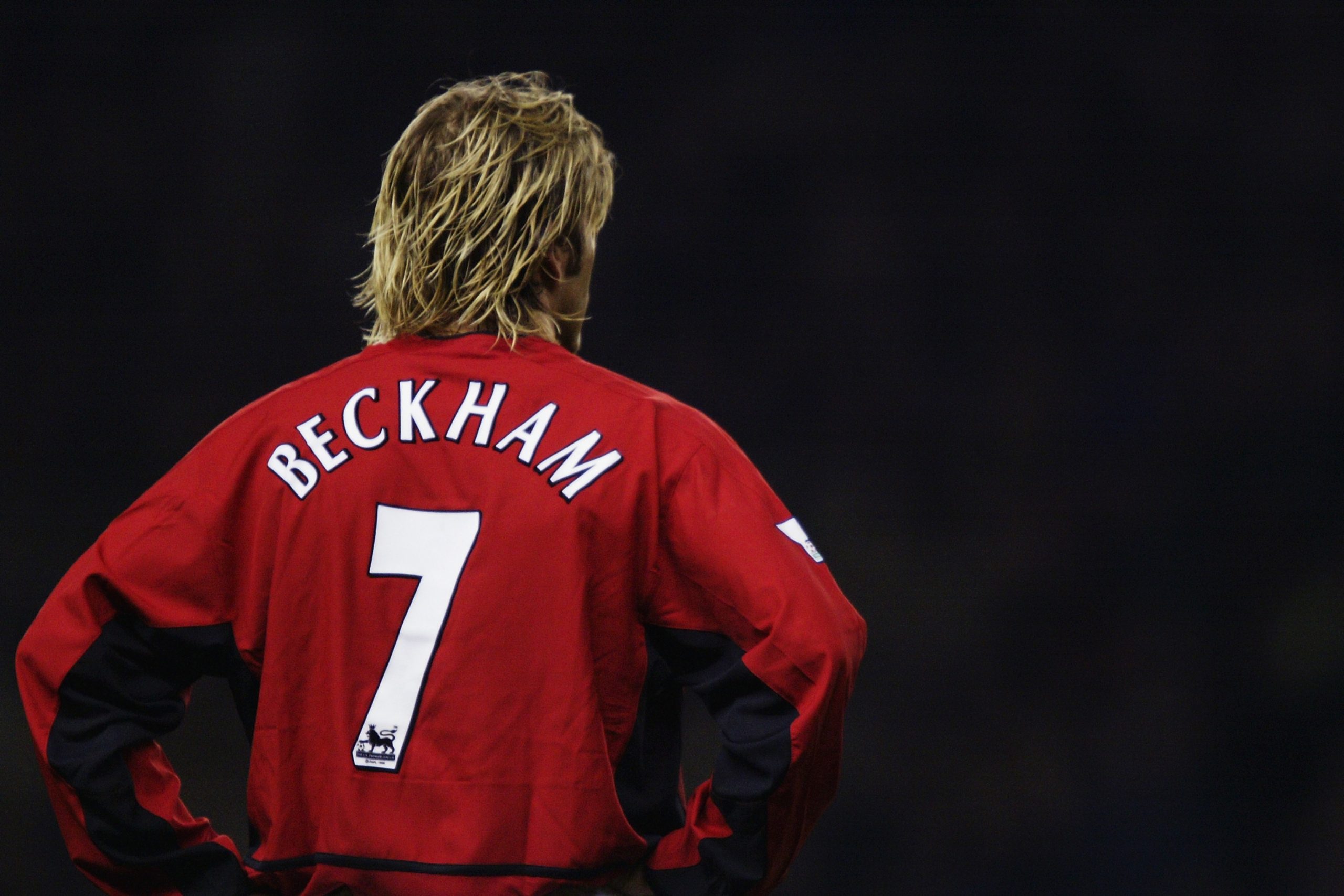 alt text: David Beckham trong màu áo số 7 của Manchester United, thực hiện một cú sút phạt sở trường