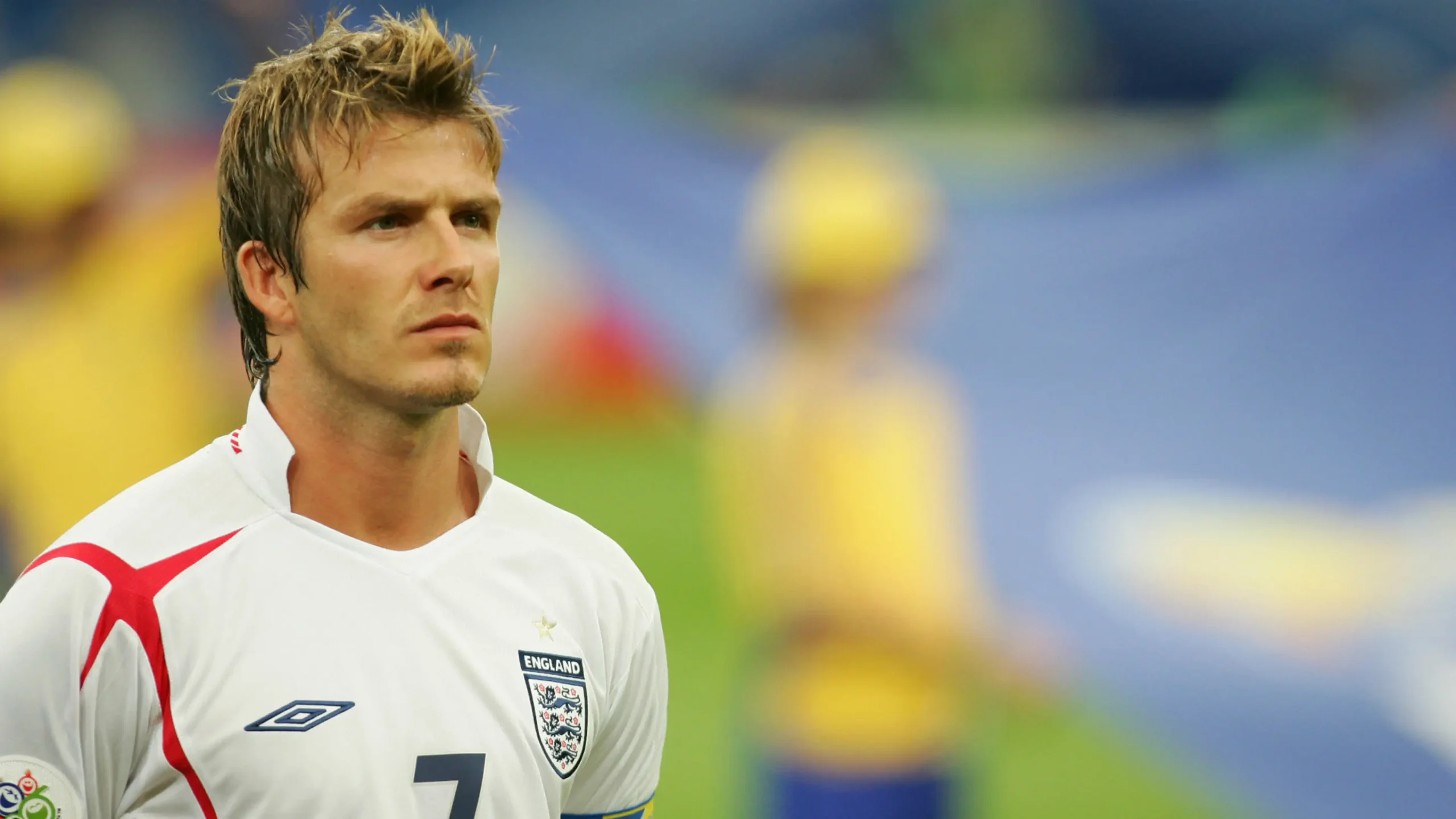 alt text: Beckham nâng cao chiếc cúp vô địch Premier League cùng đồng đội Manchester United