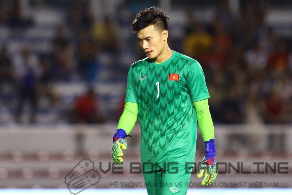 Bùi Tiến Dũng cản phá thành công một quả penalty trong trận đấu tại Vòng chung kết U23 Châu Á 2018, khoảnh khắc đi vào lịch sử bóng đá Việt Nam
