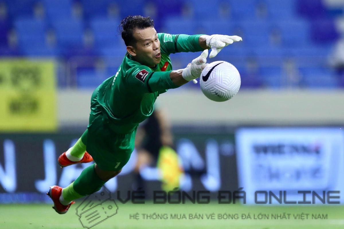Bùi Tấn Trường trong một trận đấu tại V.League, thể hiện sự tập trung và khả năng làm chủ vòng cấm