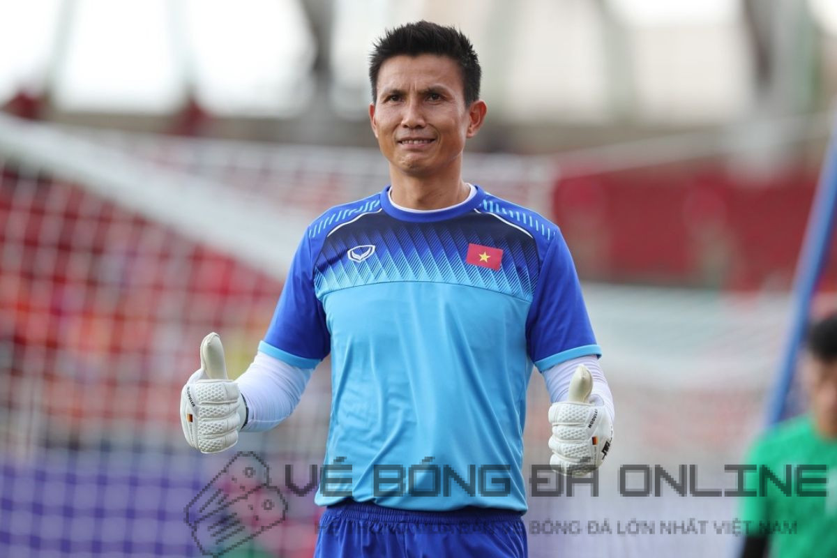 Nguyễn Thế Anh trong một trận đấu tại V.League, thể hiện sự tập trung và khả năng làm chủ tình hình