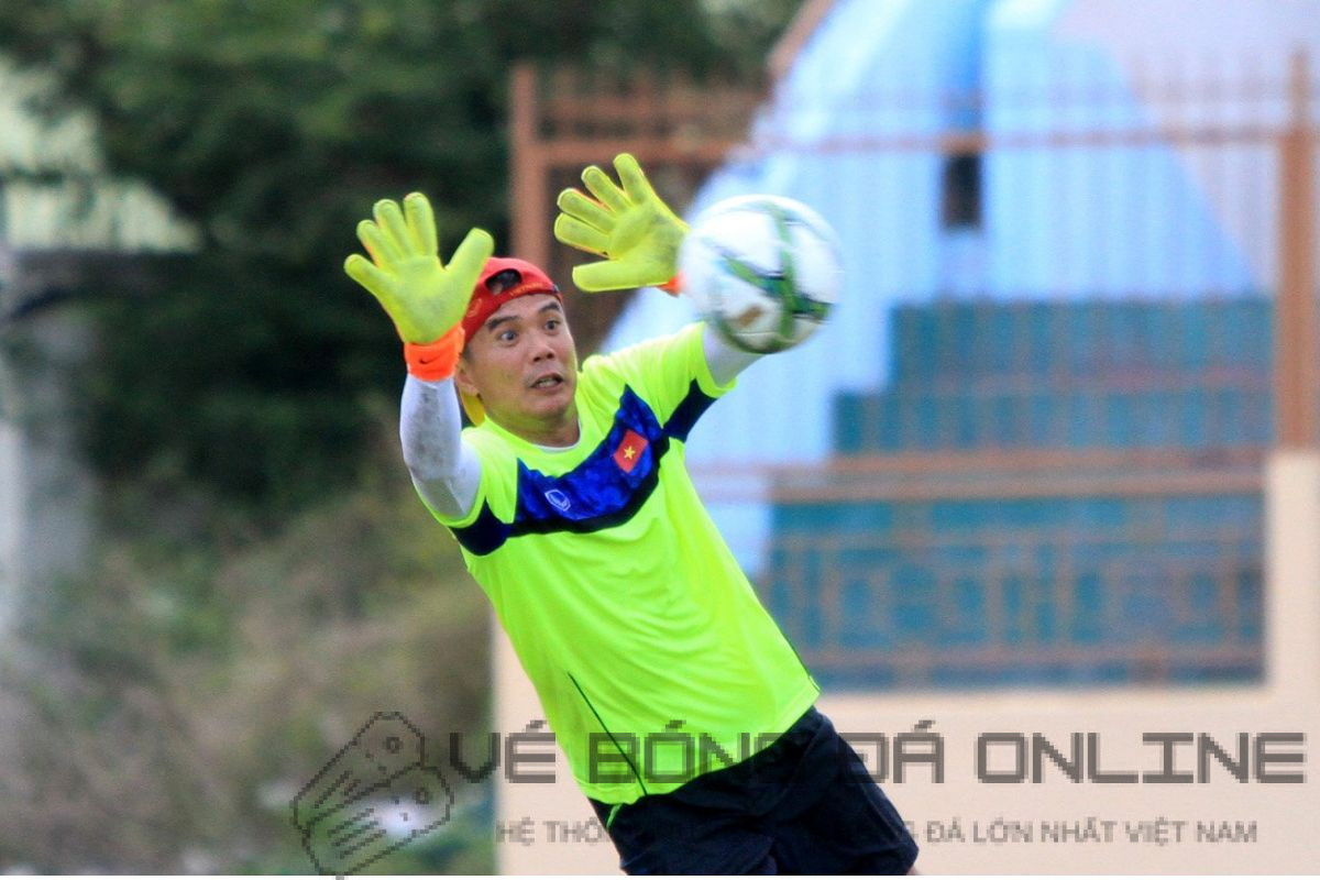 Trần Minh Quang trong một trận đấu tại V-League, thể hiện sự chắc chắn và ổn định