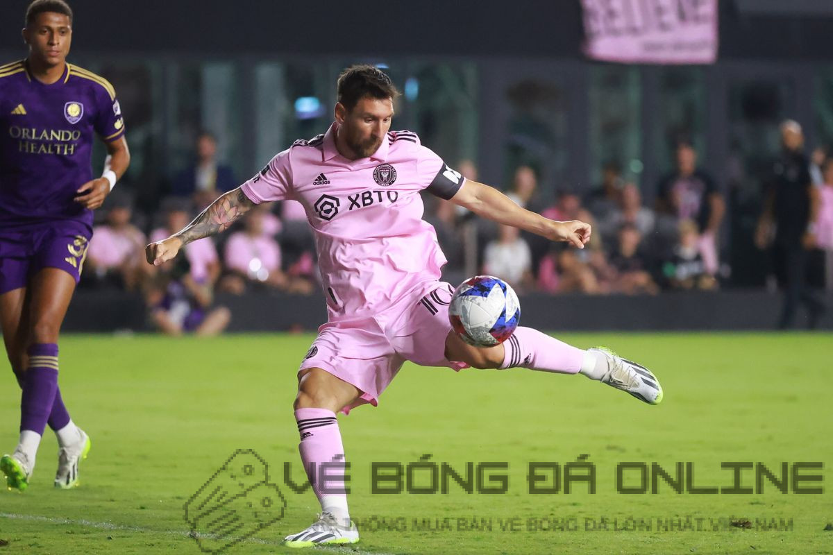 Lionel Messi trong màu áo Inter Miami, thể hiện kỹ năng đi bóng điêu luyện và sự nhanh nhẹn trên sân cỏ.