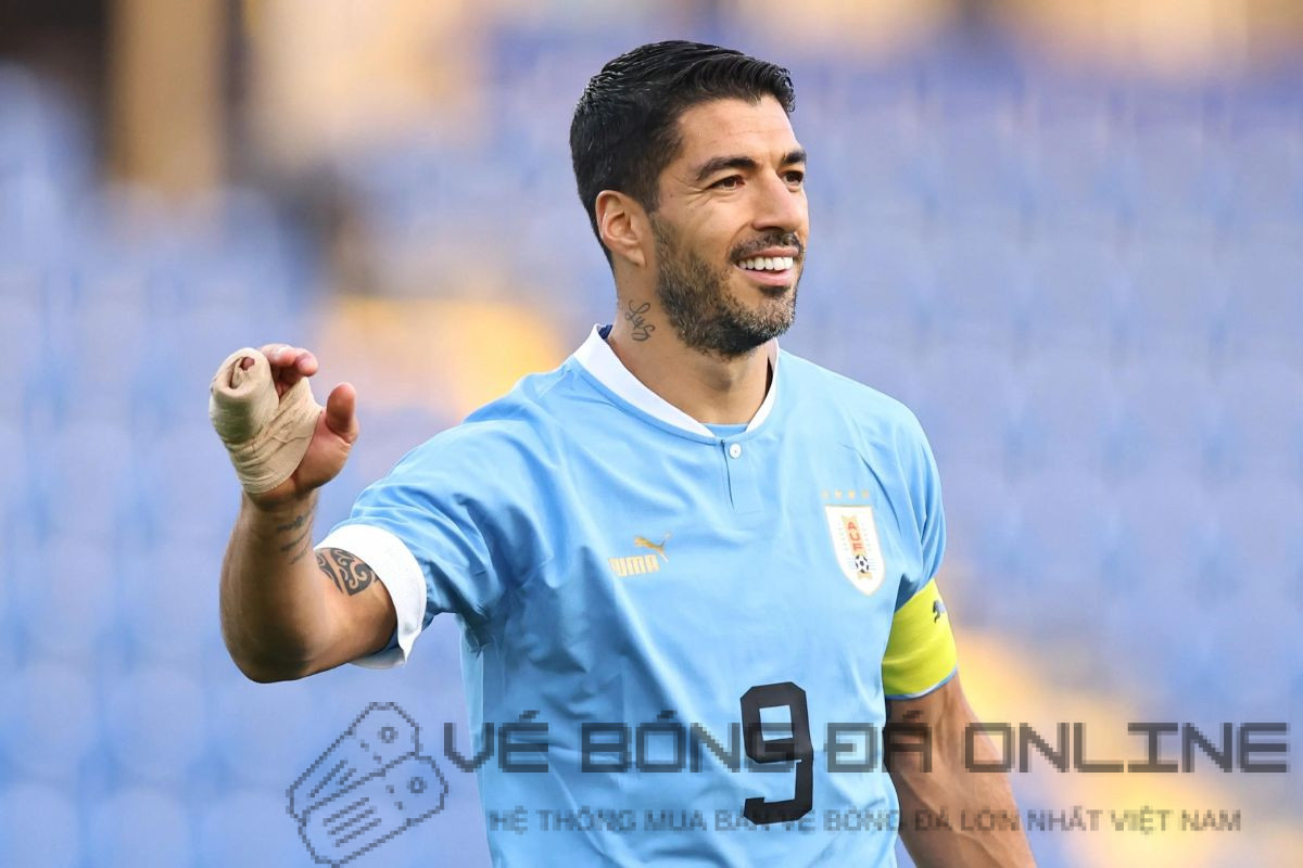 Luis Suárez tranh chấp bóng, thể hiện tinh thần chiến đấu máu lửa và sự quyết tâm cao độ.