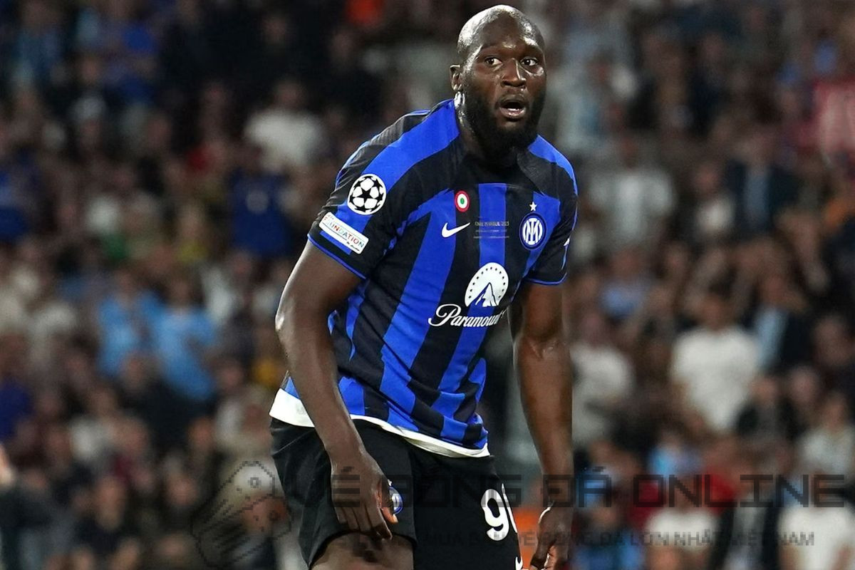 Romelu Lukaku dẫn bóng, thể hiện sức mạnh và tốc độ đáng kinh ngạc.