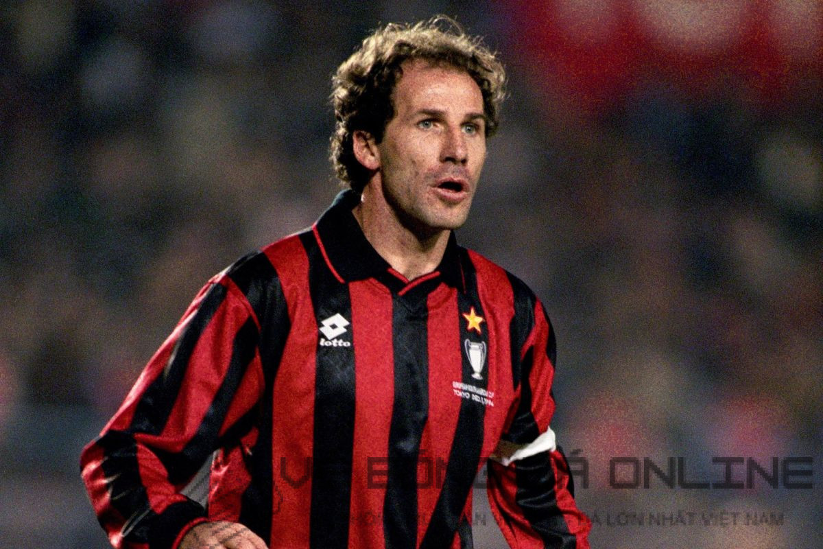 Franco Baresi - Thủ lĩnh huyền thoại của AC Milan, người được biết đến với khả năng phòng ngự chắc chắn và sự trung thành tuyệt đối với câu lạc bộ